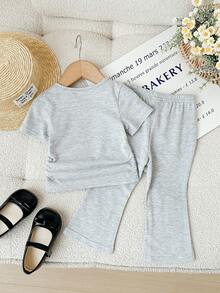 SHEIN Conjunto de 2 piezas de camiseta de manga corta con cuello redondo y patrón de corazón plisado, y pantalones acampanados para bebé niña de unicolor - Gris - Ver 2