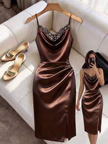 SHEIN Franclia Đầm hè dáng lửng cho nữ, không tay, cổ tròn, phối họa tiết hoa màu đen, dáng chữ H với phần eo được thắt lại, xẻ tà bên trái, chất liệu vải dệt kim co giãn, đa năng cho mặc hàng ngày/du lịch, đầm cocktail thanh lịch và ôm dáng cho mùa hè. - màu nâu - Xem 1