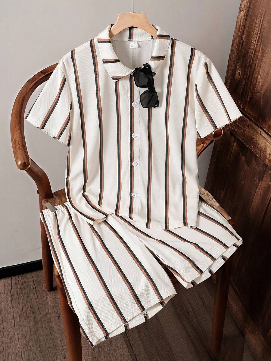 SHEIN Vintaside Kids Bộ đồ thiếu niên gồm áo sơ mi ngắn tay kẻ sọc và quần short kẻ sọc, kiểu dáng thoải mái và năng động, thích hợp cho cả mặc trong nhà và ngoài trời, mùa hè.