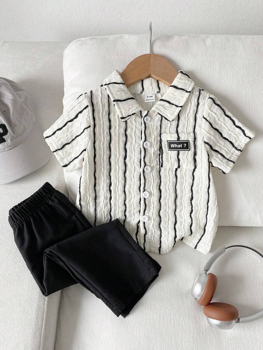 SHEIN Playful Pals 两件套夏季休闲男童衬衫套装：一件条纹数码印花短袖翻领衬衫，一条纯棕色宽松长裤。展现简约优雅的风格，适合春夏季日常穿着、度假和玩耍。