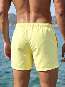 Manfinity Swimmode Herren Sommer Strandshorts mit strukturierter Oberfläche und Kordelzugbund, Urlaub Strand Hawaii Tropisch Badeshorts Urlaub Date Paar - Hellgelb - Übersicht 4