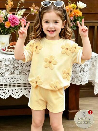 Elladie kids 两件套女婴提花绒毛效果T恤上衣和条纹短裤套装，时尚甜美，适合春夏外出穿着。