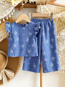 SHEIN Vintaside Kids 女婴休闲简约韩版套装，采用编织花卉印花纹理面料，后背白色纽扣设计，无袖圆领上衣搭配同款休闲裤，两件套，面料柔软舒适，适合女婴穿着，展现韩版简约、可爱、淑女的休闲风格，适合春夏日常玩耍、外出、聚会、度假等场合。 - 藍色 - 查看 4