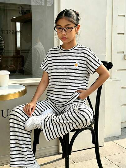 Conjunto de camiseta de manga raglán de cuello redondo a rayas negras y blancas + pantalones rectos de punto para niñas preadolescentes, uso diario versátil, con decoración floral 3D creativa, adecuado para niñas de 8 a 12 años, estilo escolar de verano