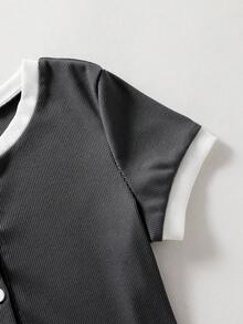 SHEIN 2件套少女春夏针织条纹撞色休闲修身基础款T恤和撞色腰部宽松口袋裤套装，少女休闲运动街头服饰，适合校园运动、返校、足球运动、户外舒适穿着。 - 深灰色 - 查看 3