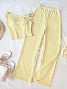 SHEIN Bộ đồ 2 món cho bé gái tuổi teen, màu vàng trơn, chất liệu kim loại, họa tiết hoa, dáng bất đối xứng, áo thun croptop trễ vai và quần. - Màu vàng - Xem 2