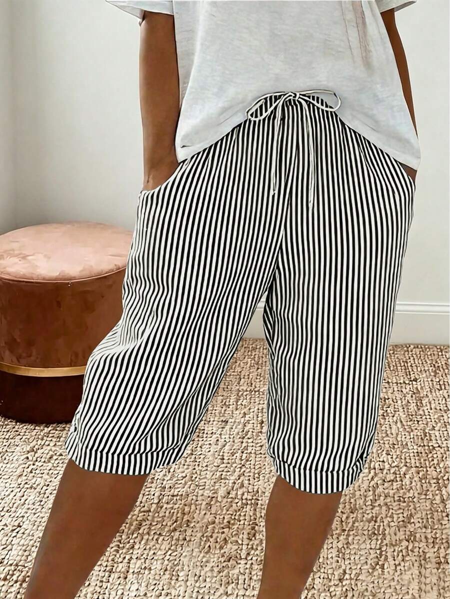 SHEIN Quần lửng dáng rộng, thắt nút phía trước, chất liệu vải kẻ sọc đen trắng, thích hợp cho kỳ nghỉ, du lịch, đi biển, là trang phục mùa hè thời trang và đa năng dành cho nữ. - Đen và trắng - Xem 1