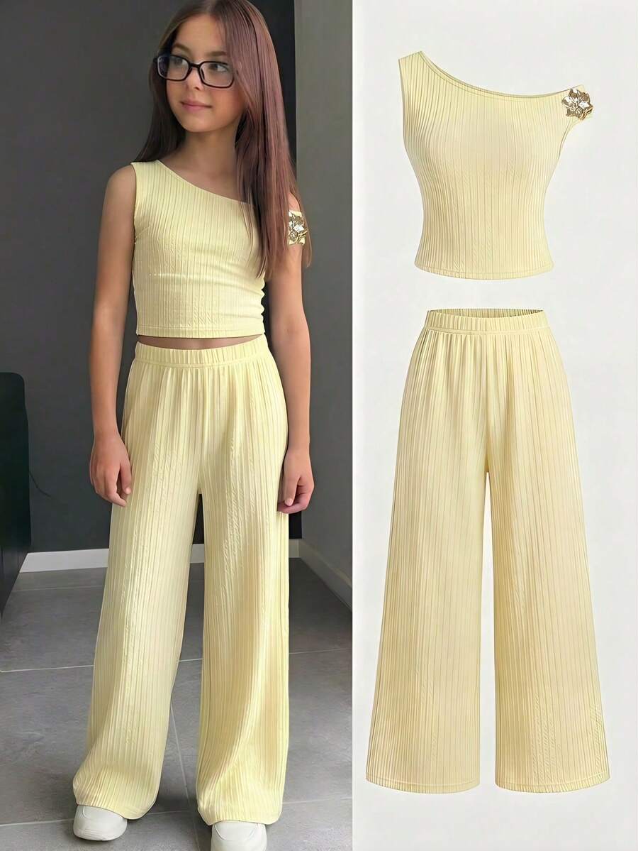 SHEIN Bộ đồ 2 món cho bé gái tuổi teen, màu vàng trơn, chất liệu kim loại, họa tiết hoa, dáng bất đối xứng, áo thun croptop trễ vai và quần. - Màu vàng - Xem 1