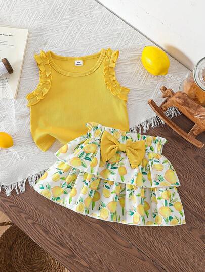 SHEIN Bộ đồ hè không tay 2 món cho bé gái, gồm áo tank top màu tím nhạt có gân với dây đeo bèo nhún và chân váy xếp tầng họa tiết hoa với eo chun, tươi mát và ngọt ngào, tôn lên vẻ đáng yêu tinh nghịch của bé gái.