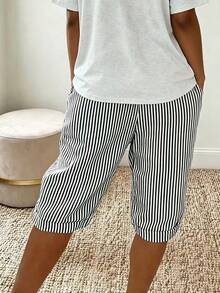 SHEIN Quần lửng dáng rộng, thắt nút phía trước, chất liệu vải kẻ sọc đen trắng, thích hợp cho kỳ nghỉ, du lịch, đi biển, là trang phục mùa hè thời trang và đa năng dành cho nữ. - Đen và trắng - Xem 2