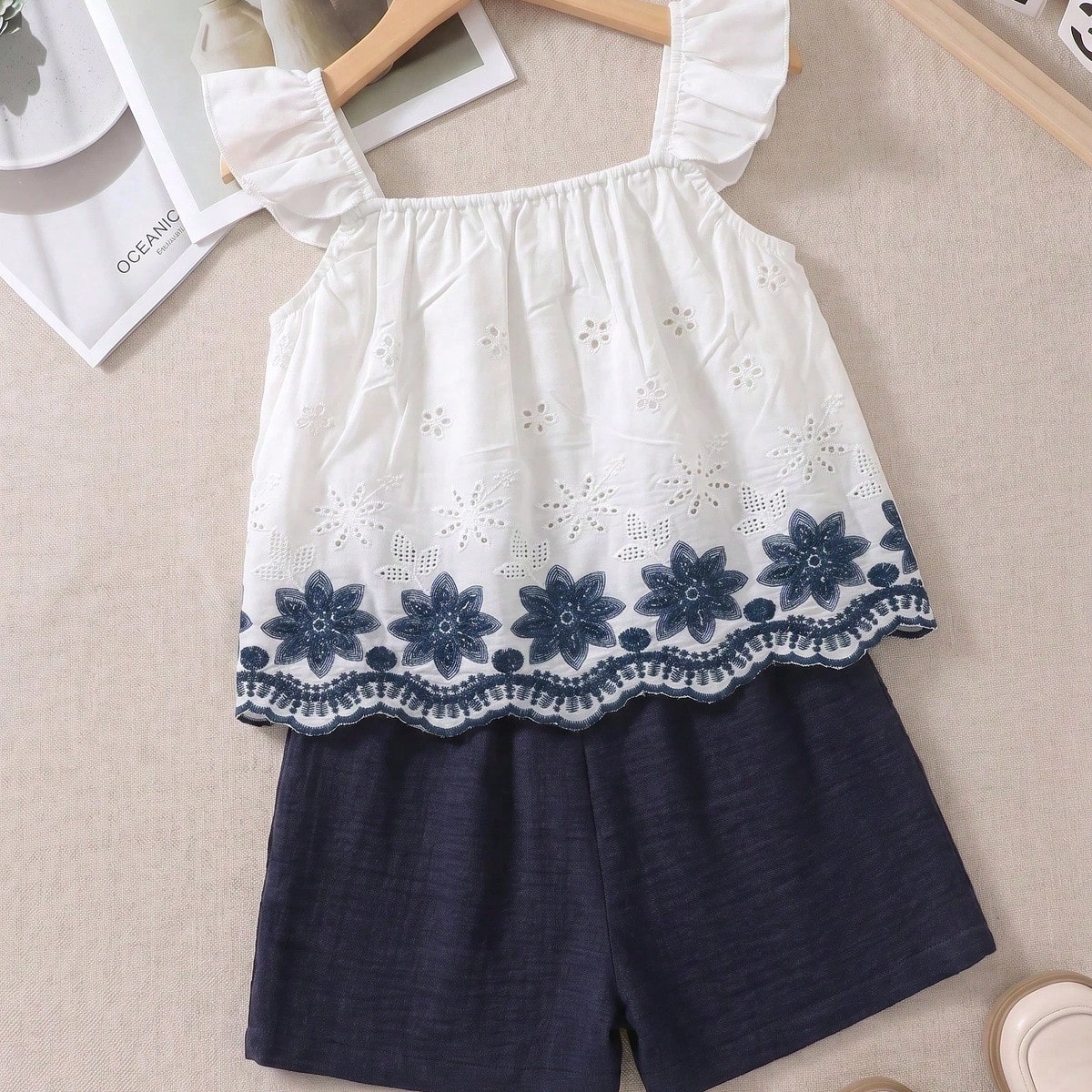 Conjunto de 2 piezas para adolescentes en verano: Blusa de cuello cuadrado y mangas cortas con bordado hueco en blanco y pantalones cortos de talle al