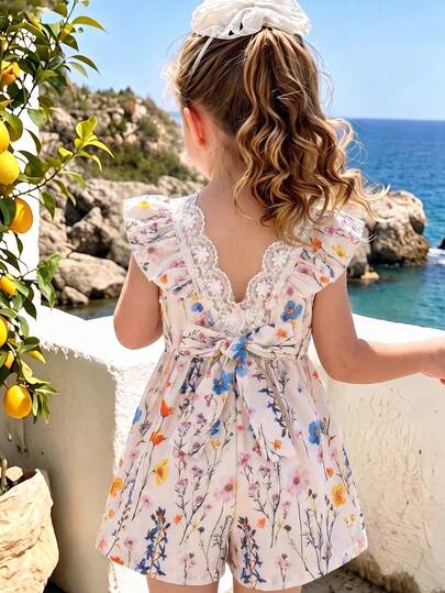 SHEIN رومبير قصيرة بتصميم رقبة على شكل حرف V مع طبعة زهرية وتريم كشكش على الأكمام المناسبة للحفلات والتجمعات والنزهات