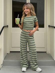 SHEIN Bộ đồ hai mảnh cho bé gái tuổi teen, áo thun và quần kẻ sọc xanh lá cây, thoải mái và tối giản, thích hợp mặc mùa hè. - màu xanh lá - Xem 1
