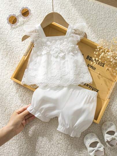 SHEIN Bộ áo và quần short trắng xếp ly dễ thương, tối giản, thanh lịch cho bé sơ sinh, thích hợp cho các bữa tiệc.