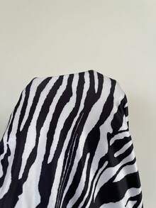 Muchica Plus Size Zebra Print Casual Ruffle Hem 3/4 Leggings - Black and White - View 6