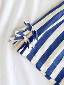 SHEIN Ensemble 2 pièces pour jeunes filles : Chemise sans manches rayée bleu et blanc avec nœud mignon et ourlet à volants, associée à un short décontracté. Convient pour le printemps/été, le port quotidien, les sorties printanières, la rentrée scolaire - Bleu et Blanc - Voir 3