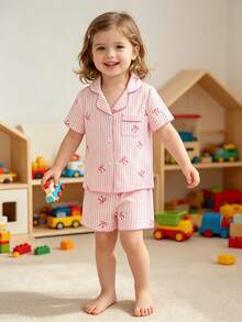 SHEIN Vintaside Kids 2件組女童幼童甜美夏季睡衣，粉白條紋圖案搭配可愛蝴蝶結印花。這款休閒睡衣包含一件短袖上衣，配有對比色鈕扣和經典翻領設計，深粉色滾邊，搭配同款柔軟針織面料短褲。 - 粉色 - 查看 5