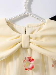 SHEIN 这款优雅时尚的无袖雪纺连衣裙专为年轻女孩设计，饰有多色立体花卉贴花和超大蝴蝶结装饰，轻盈舒适，适合夏季庆祝活动和休闲外出穿着。 - 黃色 - 查看 8