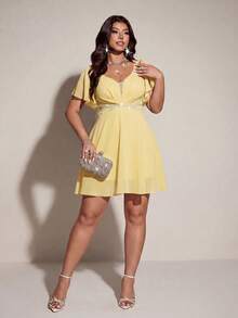 Viva Relle Gaun Mini Koktail Musim Panas Kuning Elegan Ukuran Plus untuk Wanita, Gaun Pesta Model Fit & Flare dengan Leher Bentuk Hati dan Lengan Berkerut, Hiasan Berlian Imitasi dan Mutiara - Kuning - View 6
