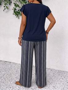 SHEIN Frenchy Bộ đồ hè cỡ lớn, kiểu dáng thường ngày, màu trơn, cổ chữ V, viền bèo nhún, gồm áo và quần. - Màu xanh hải quân - Xem 2