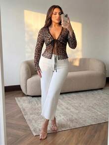 Hourglow Blusa de ajuste regular con escote en V, mangas acampanadas, encaje y estampado de leopardo para mujer talla grande - Multicolor - Ver 3