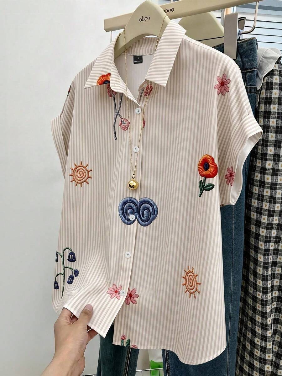 EMERY ROSE 宽松短袖翻领衬衫,袖口卷起,条纹仿刺绣花卉图案,女款 - 彩色 - 查看 1