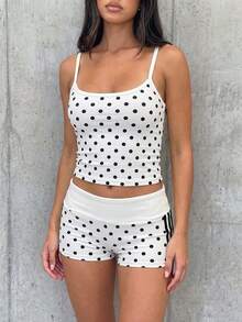 SHEIN EZwear Phong cách Y2K mới, giản dị, thường ngày, đa năng, phù hợp cho tiệc tùng, sân bay, họa tiết chấm bi đen trắng, trang phục mùa hè cho nữ, đồ mặc ngoài trời, áo hai dây và quần short viền tương phản. - Nhiều màu - Xem 4