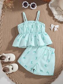 SHEIN Vintaside Kids 这款女童夏季粉白条纹露背吊带短裙套装，甜美俏皮，充满度假风情；采用梭织面料，版型合身。整套服装印满粉色小蝴蝶结和条纹图案，裙摆饰有荷叶边，活泼优雅。适合日常出行、上学、海滩度假、参加派对活动以及休闲放松等各种场合。 - 綠色 - 查看 2