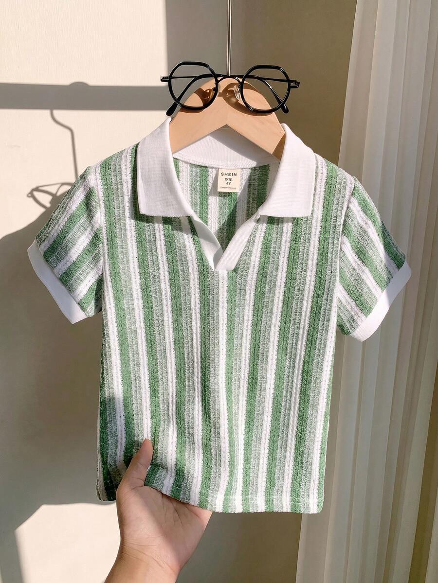 SHEIN 一件男童米色 Polo 衫,领口和袖口饰有黑色滚边,增添细节感;表面菱形纹理提升质感;左胸饰有创意“皮革贴片”设计;适合商务休闲、日常通勤、半正式社交活动和学校穿着。 - 綠色 - 查看 1