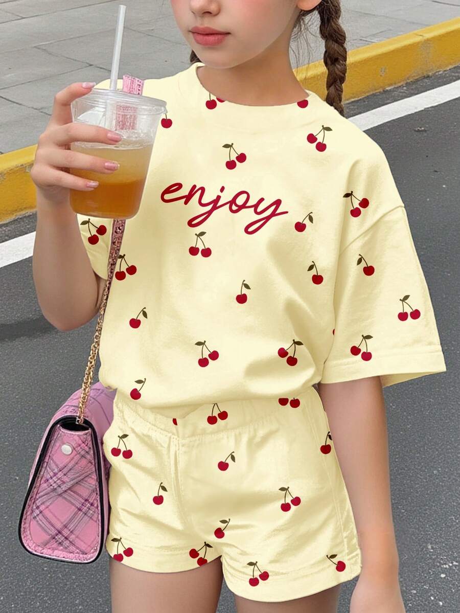 奶油白少女休閒套裝 2 件組,復古字母印花圓領短袖 T 恤與短褲,馬卡龍夏日甜美可愛迷你櫻桃風,Tween 女孩服飾 - 彩色 - 查看 1