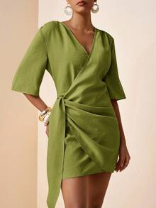 Slaydiva Vestido Curto de Linho com Decote em V e Amarração Lateral, Plus Size, Primavera/Verão 2026, Adequado para Festivais de Música, Páscoa, Dia de São Patrício, Dia dos Namorados, Encontros, Estilo Ocidental, Estilo Nômade, Aniversários, Formatura, Estilo Universitário, Uso Diário, Casual, Férias, Cruzeiro, Praia, Bronzeamento, Streetwear, Convidados de Casamento, Transporte, Brunch, Aeroporto, Festas, Feriados, Uso no Escritório, na Cor Cáqui - Verde - Visão 4