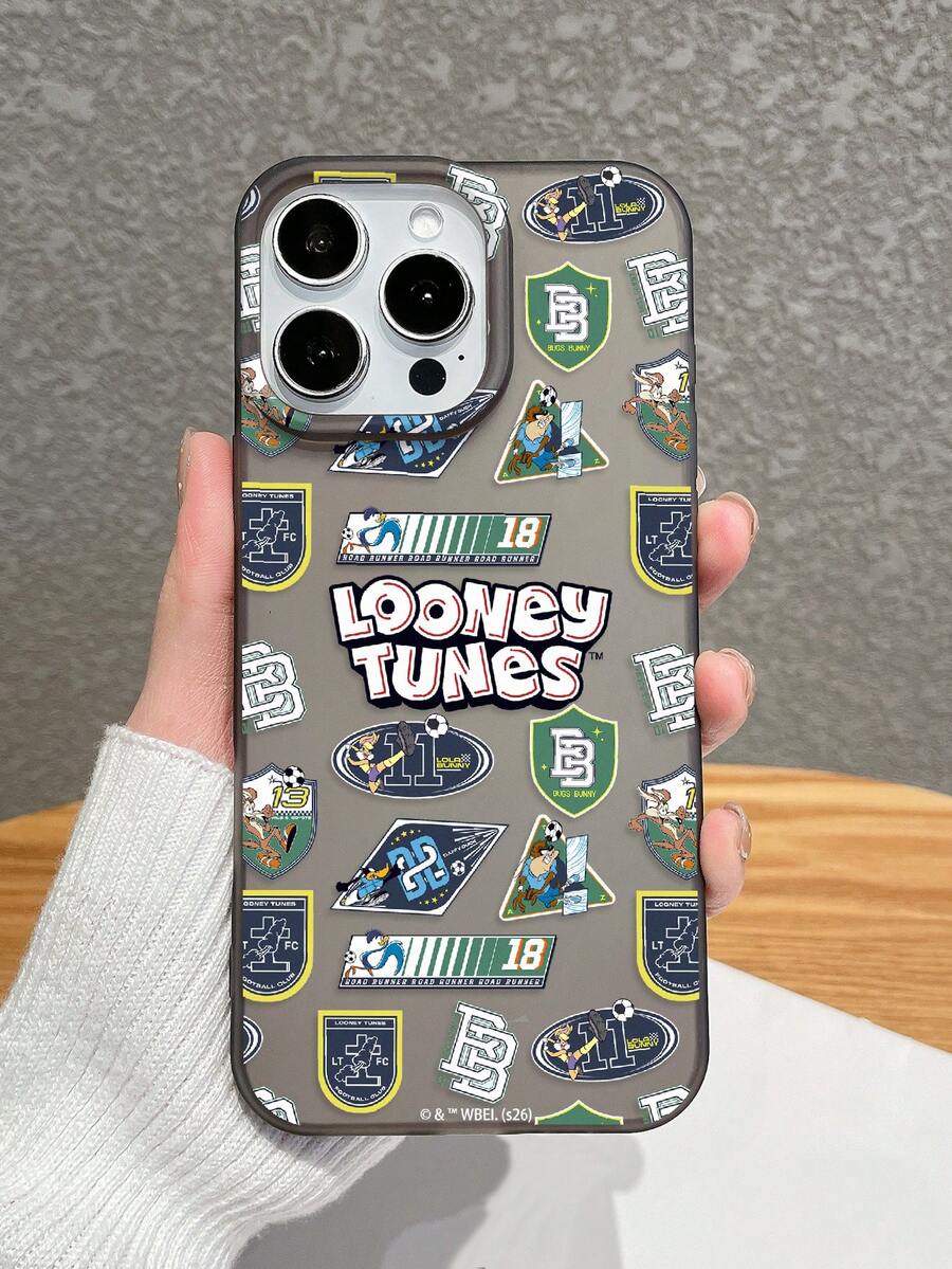LOONEY TUNES X SHEIN 这款乐一通足球徽章全幅印花手机壳采用半透明哑光黑色表面处理,覆盖整个手机壳,饰有乐一通足球主题徽章拼贴图案和经典的“乐一通”标志。为您的手机提供全方位防震保护。是卡通爱好者和乐一通粉丝的完美礼物。兼容iPhone和Galaxy手机壳,手机配件齐全,快速发货。 - 黑色 - 查看 1