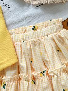 SHEIN Bộ 2 món thời trang cho bé gái: Áo hai dây dệt kim màu vàng trơn mềm mại + Chân váy ngắn voan in họa tiết chanh và kẻ caro vàng. - Màu vàng - Xem 3