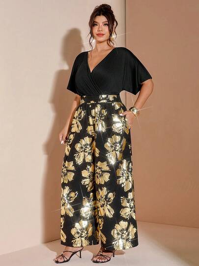 Cravure Mono de talla grande con parte superior ajustada con hombros descubiertos y pantalones de pierna ancha con estampado de lámina
