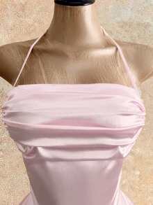 Mistrie Vestido feminino novo, sexy e elegante, com decote halter e costas nuas em tecido brilhante. Saia evasê em tecido brilhante, com barra ampla. Ideal para encontros casuais, festas, casamentos, formaturas, ensaios fotográficos de formatura e diversas ocasiões formais. Um vestido curto e formal perfeito para qualquer ocasião. - Rosa - Ver 9