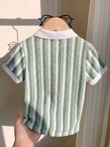 SHEIN 一件男童米色 Polo 衫，领口和袖口饰有黑色滚边，增添细节感；表面菱形纹理提升质感；左胸饰有创意“皮革贴片”设计；适合商务休闲、日常通勤、半正式社交活动和学校穿着。 - 綠色 - 查看 2