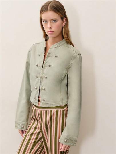 Nöista Light Olive Green Military-Style Short Jacket Is Cropped And Fitted, Featuring A Horizontal Silver Metal Button Closure. The Clean, Tailored Cut Is Highly Distinctive, Blending Retro Elegance With Urban Casual Chic. Suitable For Spring, Summer, And Autumn, It's A Practical And Stylish Outerwear Piece For The Modern Woman's Wardrobe, Effortlessly Creating An Elegant Look.