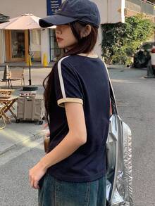 DAZY 女款對比色字母貼帶裝飾休閒街頭風運動短袖T恤，校園風 - 黑色 - 查看 5