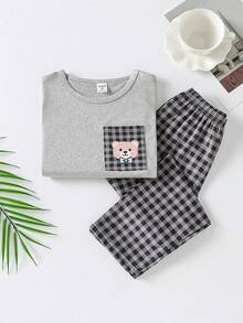 SHEIN Genkimix Kids 两件套男童时尚深灰色休闲睡衣，包括一件印有可爱字体图案的短袖圆领上衣和一条现代黑灰色格子图案长裤，采用轻盈柔软的针织舒适顺滑面料制成，适合春秋季居家休闲和日常睡衣穿着。 - 彩色 - 查看 3
