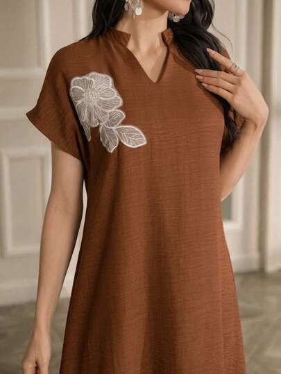 Al Najma Váy Ả Rập thanh lịch với cổ áo thêu hoa, tay raglan, cổ tàu.
