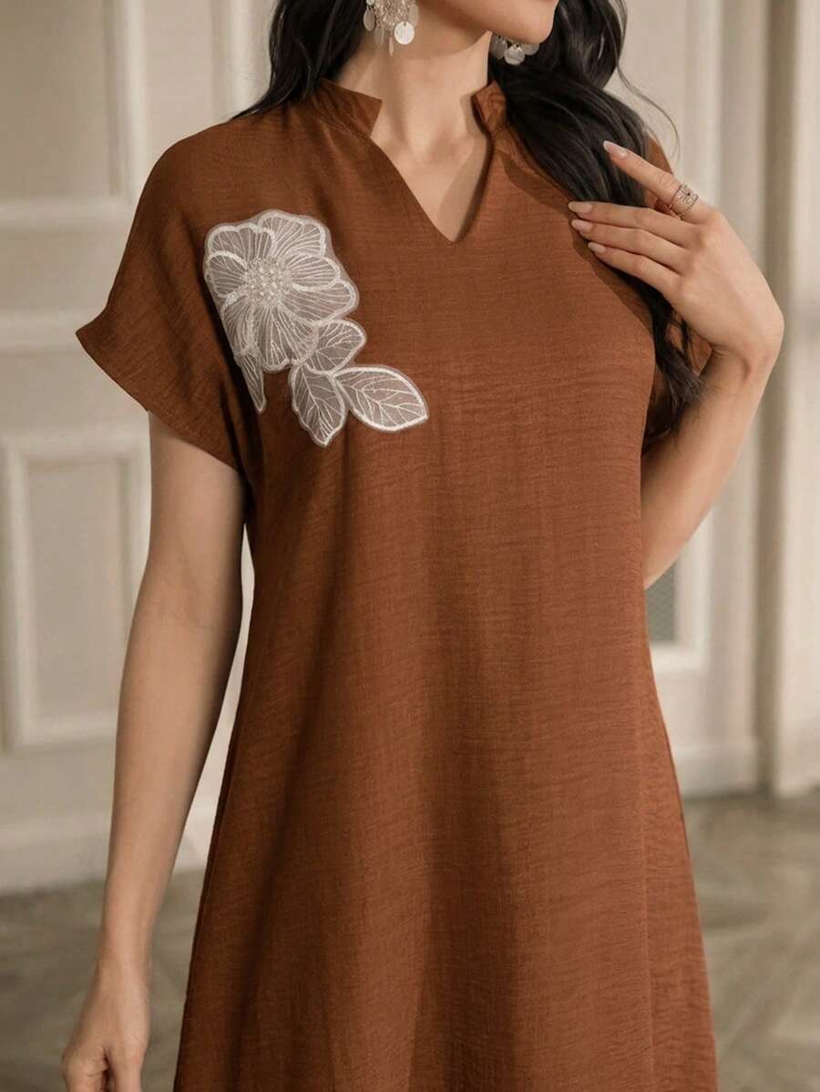 Al Najma Váy Ả Rập thanh lịch với cổ áo thêu hoa, tay raglan, cổ tàu. - màu nâu - Xem 1