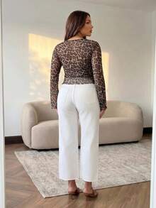 Hourglow Blusa de ajuste regular con escote en V, mangas acampanadas, encaje y estampado de leopardo para mujer talla grande - Multicolor - Ver 2