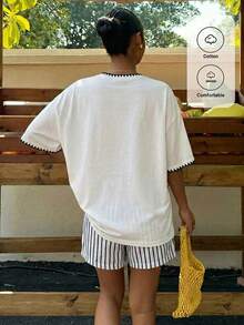 Muchica Áo thun nữ màu trắng dáng rộng, chất liệu 34% cotton, kiểu dáng tối giản, thêu hình vỏ sò – Cổ tròn, tay ngắn, dáng suông thoải mái, phong cách mùa hè dễ thương, dịu dàng, sạch sẽ, mang hơi hướng Y2K cổ điển, hoàn hảo cho kỳ nghỉ xuân/hè, du lịch, lễ hội miền Tây, hẹn hò, tiệc trà chiều, mặc nhà thoải mái và đi học. - trắng - Xem 3