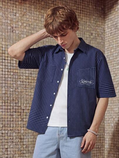 Manfinity Camisa casual a cuadros de manga corta y hombros caídos con botones delanteros para hombres, versátil para el verano. Camisa holgada y oversize para hombres, ropa de calle con botones para hombres, camisa holgada y oversize para hombres