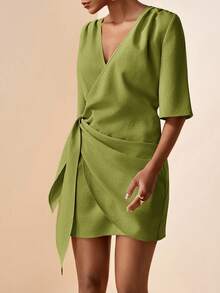 Slaydiva Vestido Curto de Linho com Decote em V e Amarração Lateral, Plus Size, Primavera/Verão 2026, Adequado para Festivais de Música, Páscoa, Dia de São Patrício, Dia dos Namorados, Encontros, Estilo Ocidental, Estilo Nômade, Aniversários, Formatura, Estilo Universitário, Uso Diário, Casual, Férias, Cruzeiro, Praia, Bronzeamento, Streetwear, Convidados de Casamento, Transporte, Brunch, Aeroporto, Festas, Feriados, Uso no Escritório, na Cor Cáqui - Verde - Visão 3