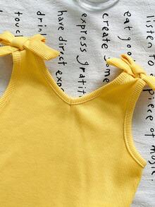 SHEIN Bộ 2 món thời trang cho bé gái: Áo hai dây dệt kim màu vàng trơn mềm mại + Chân váy ngắn voan in họa tiết chanh và kẻ caro vàng. - Màu vàng - Xem 4