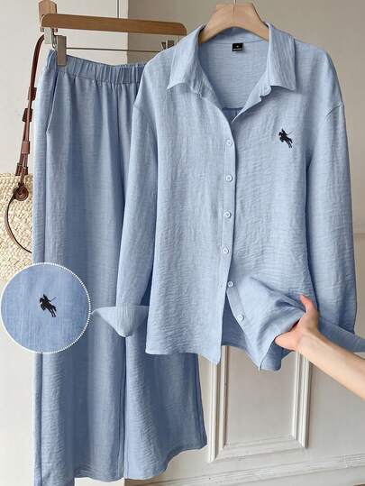 SHEIN EZwear بدلة قميص أزرق فاتح مطرز بشعار الفارس وبنطلون جيب كاجوال