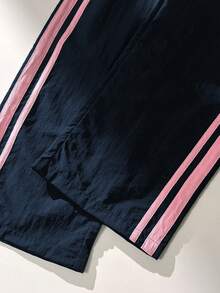 SHEIN Tween女孩T恤套裝，運動風粉色與深綠色拼接短袖T恤與短褲套裝，夏季寬鬆版型設計，輕量面料，適合日常穿著、休閒運動或搭配造型，返校季 - 藏蓝色 - 查看 7