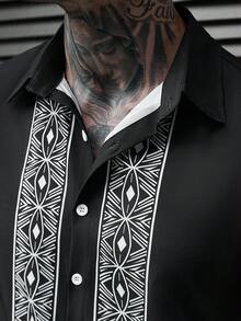 Manfinity Homme 男士休閒成熟圖案印花鈕扣前開短袖襯衫與彈性腰短褲套裝，度假風 - 黑與白 - 查看 6