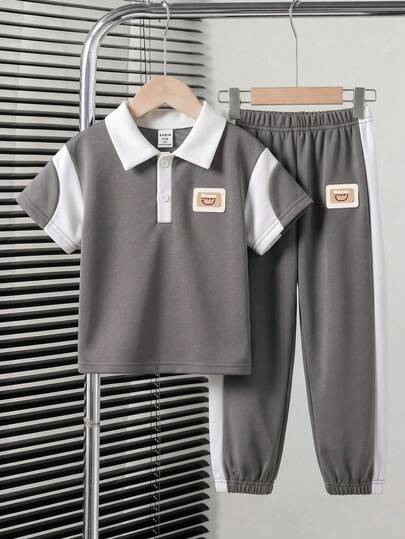 SHEIN Streecool Kids Bộ 2 món áo polo và quần dài cho bé trai, thiết kế phối màu, phù hợp cho mặc hàng ngày, dạo phố, đi nghỉ mát, tụ họp, phong cách đường phố.